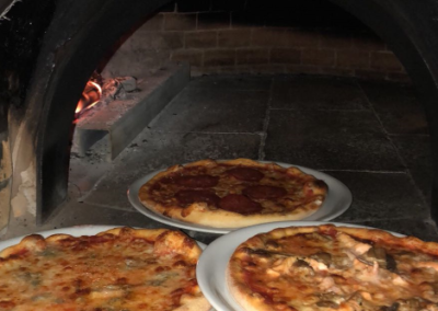 Pizza aus dem holzofen rossini